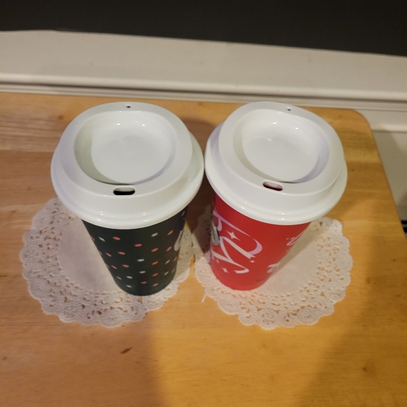 Pair of Starbucks Plastic Travel Cups with Lids Red & Green - Picture 7 of 10